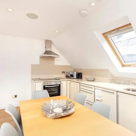 Joivy Chic 2-br Flats Near Castle *