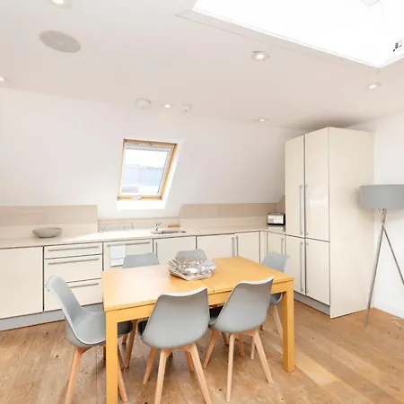 Joivy Chic 2-br Flats Near Castle