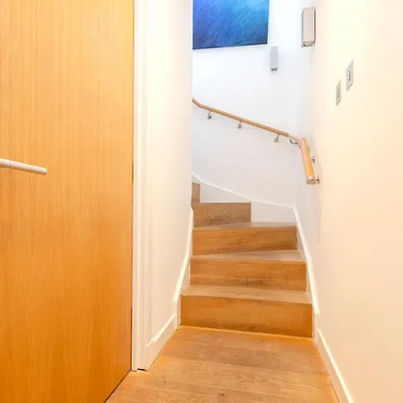 Joivy Chic 2-br Flats Near Castle Edinburgh