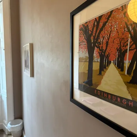 Homestay In Historic Tenement Shared Near Old Town Edinburgh