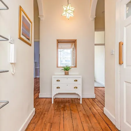 Large Super 3 Bed -princes Street, Parking Apartment