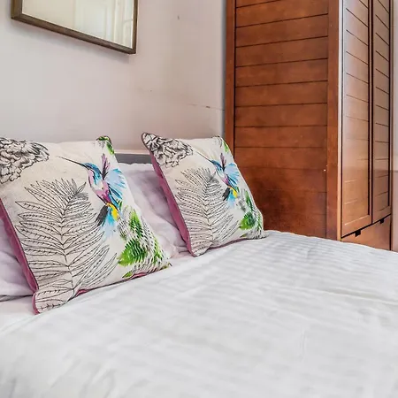 Large Super 3 Bed -princes Street, Parking Apartment Edinburgh