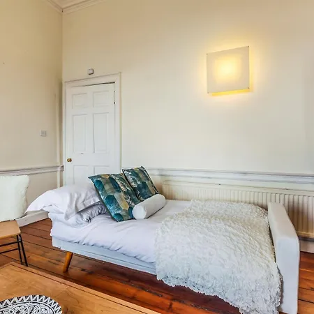 Large Super 3 Bed -princes Street, Parking Apartment