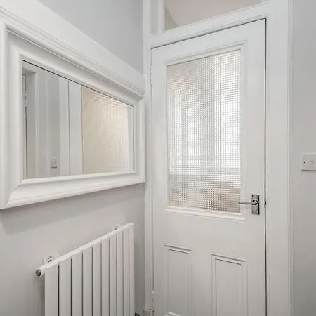 Cosy From Near Holyrood Palace 아파트 *