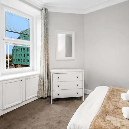 Cosy From Near Holyrood Palace *