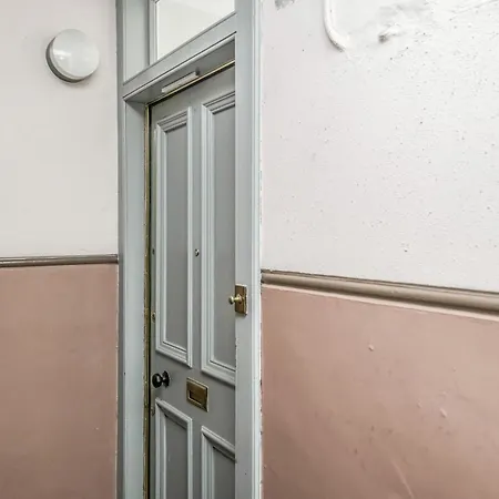 Cosy From Near Holyrood Palace 아파트