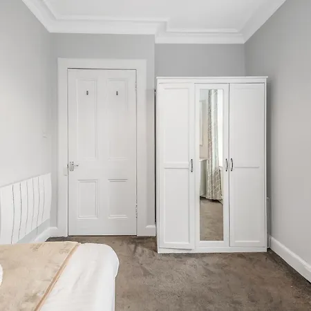 Cosy From Near Holyrood Palace *