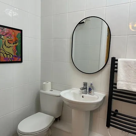 Quiet 2 Bedrooms And 2 Bathrooms With Free Parking * Edynburg