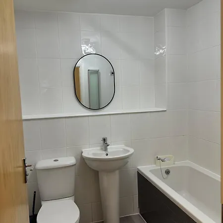 Quiet 2 Bedrooms And 2 Bathrooms With Free Parking Apartament Edynburg