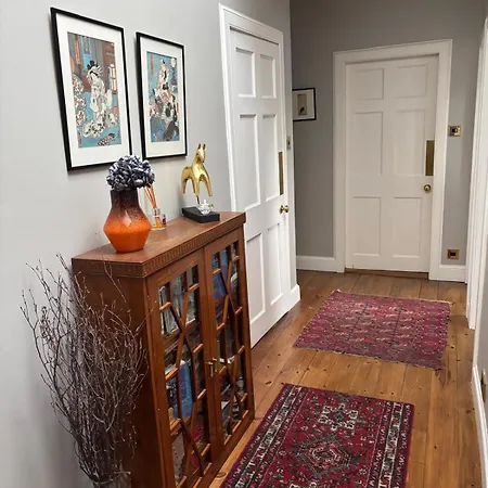 Stunning 2-bedroom Georgian Flat, Centre *