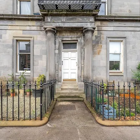 Gorgeous Centre Pad, 2 Bedrooms *