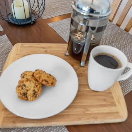 Gorgeous Centre Pad, 2 Bedrooms *