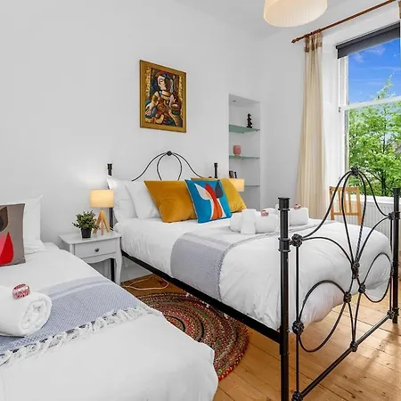 Gorgeous Centre Pad, 2 Bedrooms *