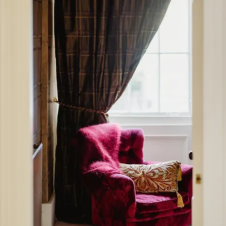 Prestigious Townhouse Close To Princes Street