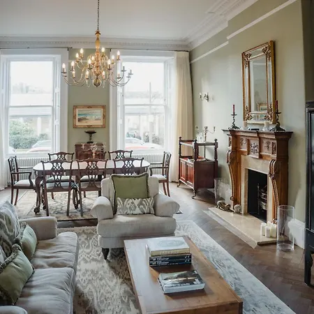 Prestigious Townhouse Close To Princes Street *