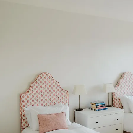 Prestigious Townhouse Close To Princes Street