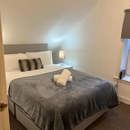 Dom wakacyjny 4 Bed Near Airport Edynburg