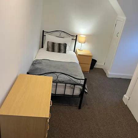 4 Bed Near Airport * Edynburg