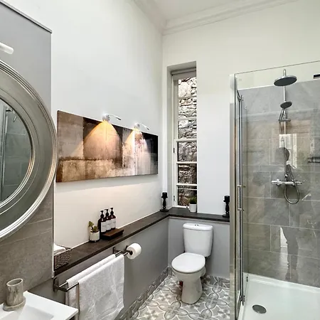 Spacious Luxury 3 Bedroom, 2 Bathroom - Next To Royal Mile And Castle ! Apartment