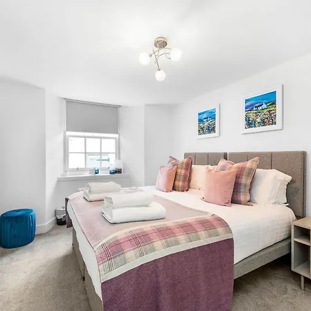 Righ - Luxury West End Artisan Apartment