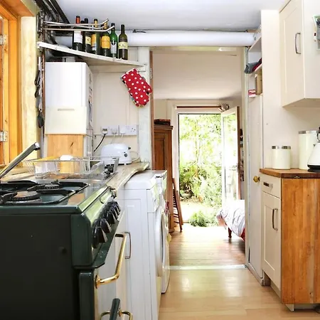 2 Bd Gdn Flat, St Leonards