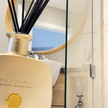 Floor Getaway With Cozy Canopy Bed Διαμέρισμα *