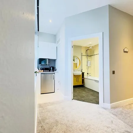 Floor Getaway With Cozy Canopy Bed * Edinburgh