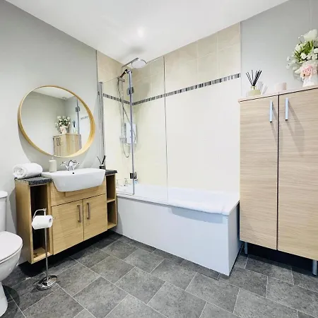 Floor Getaway With Cozy Canopy Bed Εδιμβούργο