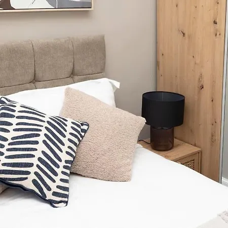 The Heart Of Old Town With Castle Views Edinburgh