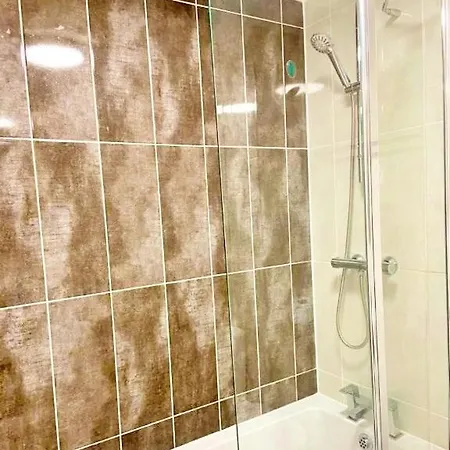 3 Bed House With Parking Near Airport * Edinburg