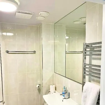 3 Bed House With Parking Near Airport Semesterbostad *