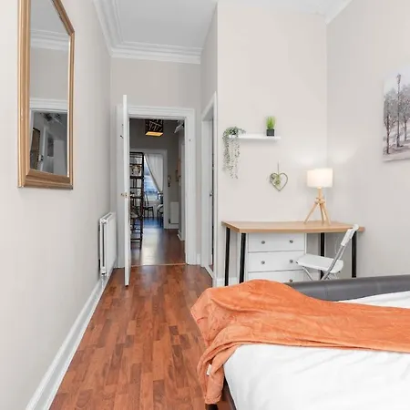 Free Parking | Centre | Sleeps 9 | 3 Bedrooms *