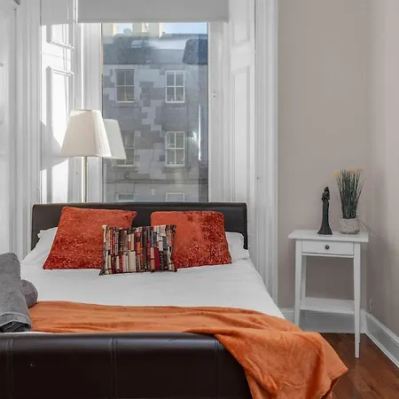 Free Parking | Centre | Sleeps 9 | 3 Bedrooms