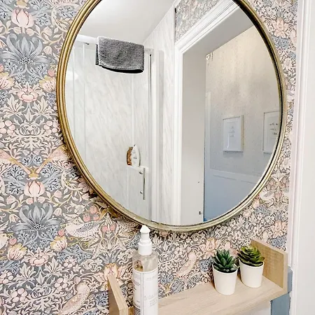 Chic Flat Close To Edinburgh, Airport, & Zoo