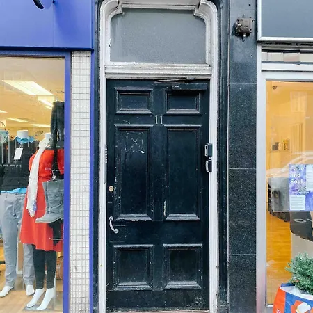 Chic Flat Close To Edinburgh, Airport, & Zoo شقة