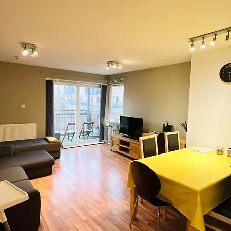 Apartment Spacious Retreat At Prime Location With Free Parking& Balcony