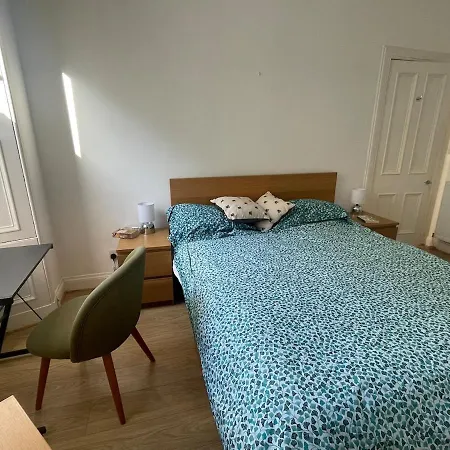 Large Flat In Chic Bruntsfield *