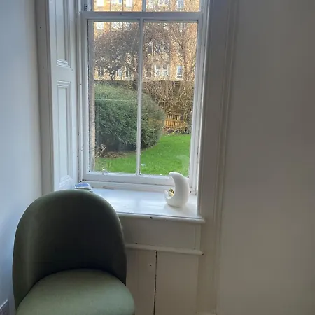 Large Flat In Chic Bruntsfield