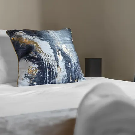 2 Bedroom In With 2 Free Parking Spaces *