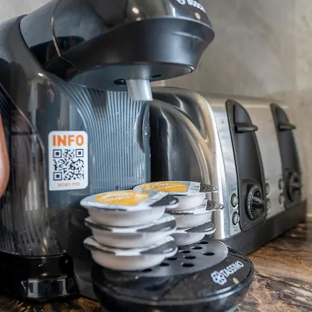 2 Bedroom In With 2 Free Parking Spaces Apartment *