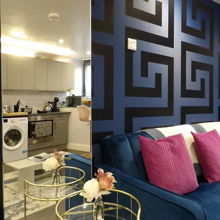 Convenience, Calm Comfort-- A Stylish One-bedroom Retreat Just 3 Stops From The Heart Of The Apartament Edynburg