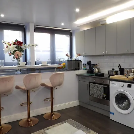 Convenience, Calm Comfort-- A Stylish One-bedroom Retreat Just 3 Stops From The Heart Of The * Edynburg