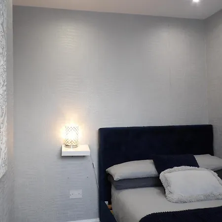 Convenience, Calm Comfort-- A Stylish One-bedroom Retreat Just 3 Stops From The Heart Of The Appartement *