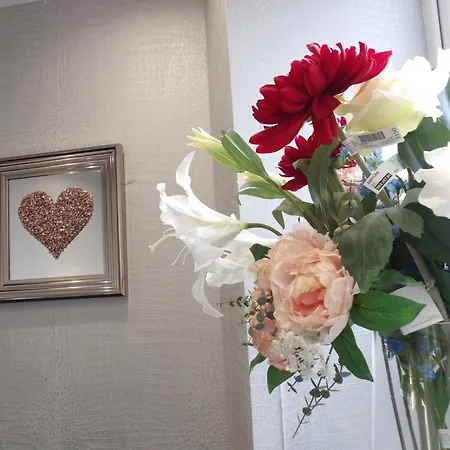 Apartment Convenience, Calm Comfort-- A Stylish One-bedroom Retreat Just 3 Stops From The Heart Of The Edinburgh