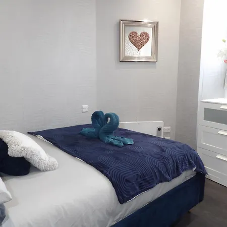 Convenience, Calm Comfort-- A Stylish One-bedroom Retreat Just 3 Stops From The Heart Of The Edinburgh