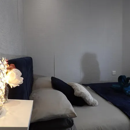 Convenience, Calm Comfort-- A Stylish One-bedroom Retreat Just 3 Stops From The Heart Of The Apartament *