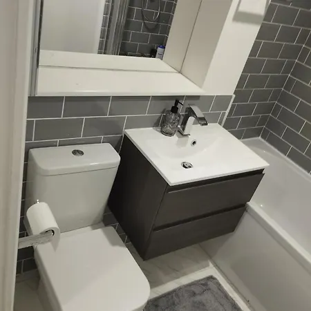 Flat With Double Sized Bed Lägenhet