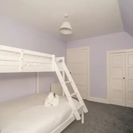 Vakantiehuis Charming Family House In Rosewell - Pass The Keys *