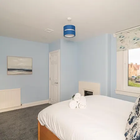 Charming Family House In Rosewell - Pass The Keys Vakantiehuis EDI