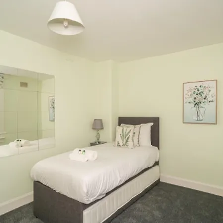 Vakantiehuis Charming Family House In Rosewell - Pass The Keys *